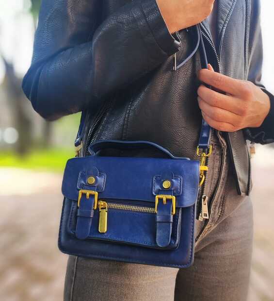 Bolso azul oscuro tipo vintage